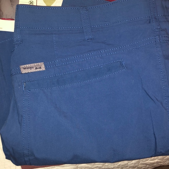 4 Pair of Wrangler outdoor performance shorts - Picture 7 of 8